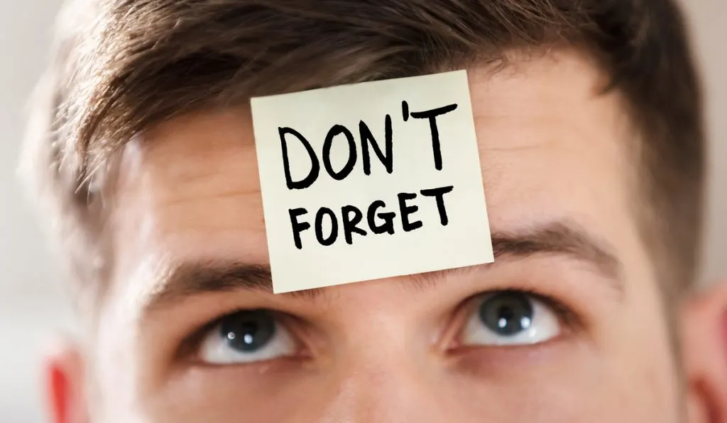 man with dont forget postit on his forhead